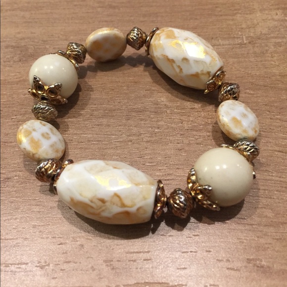 Off white beaded bracelet - Picture 1 of 2